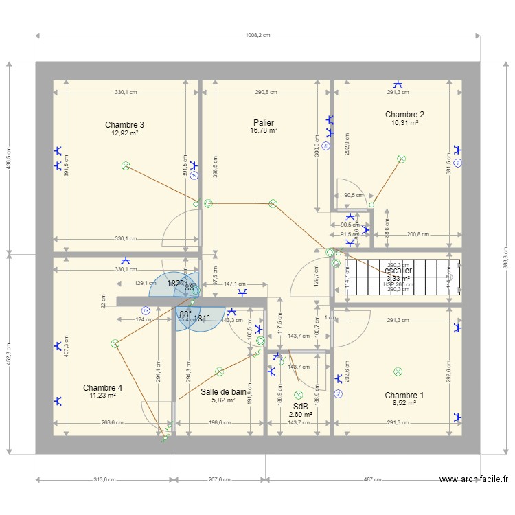 Etage. Plan de 8 pièces et 72 m2