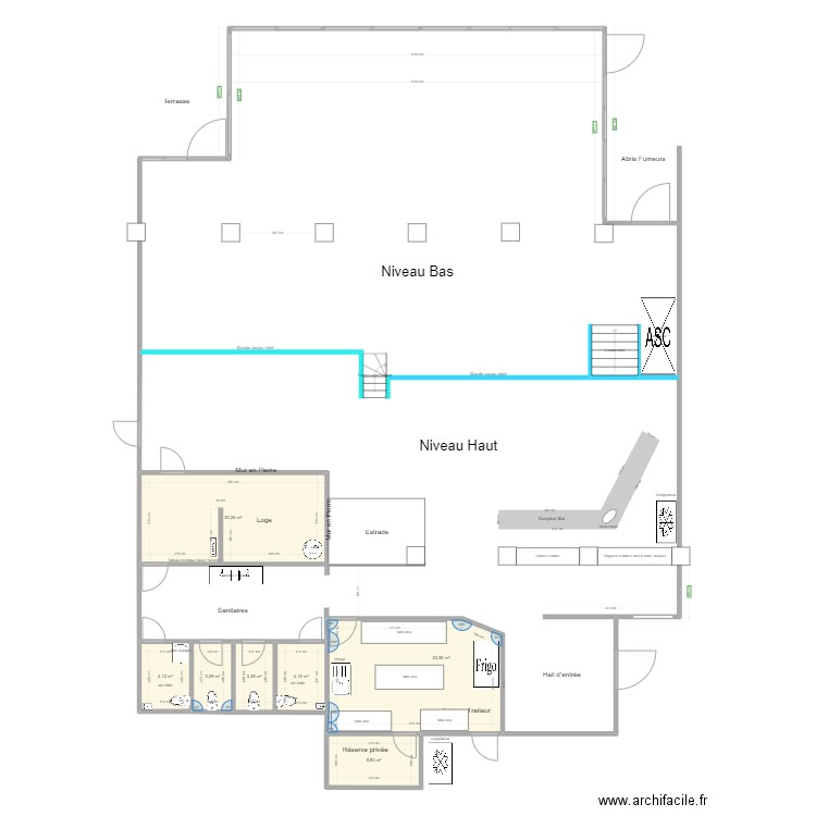 Salle nue. Plan de 7 pièces et 65 m2