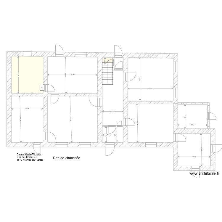 Rez CMV Vierves coté 1. Plan de 8 pièces et 140 m2