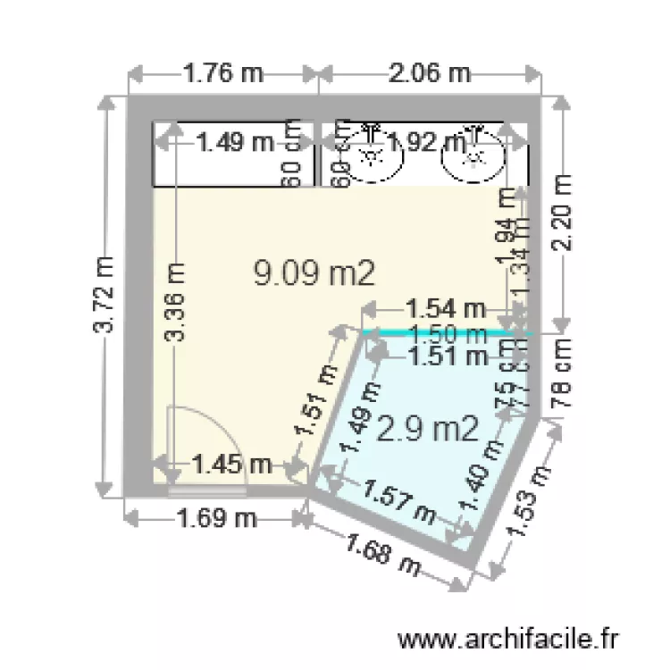 Salle de bain avec surfaces distinctes. Plan de 