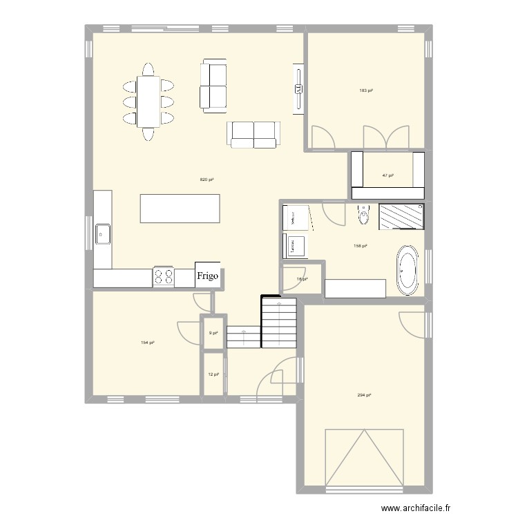 Maison avec garage. Plan de 9 pièces et 157 m2
