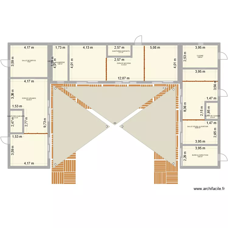 STRUCTURE 40 ENFANTS. Plan de 11  et 161 m²
