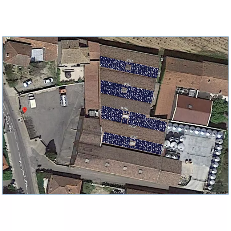 plan c&ocirc;t&eacute; BV 4 pans 185 panneaux photovolta&iuml;ques en long. Plan de 