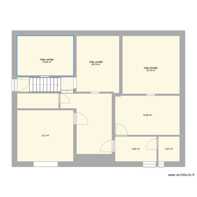 Cave. Plan de 8 pièces et 90 m2