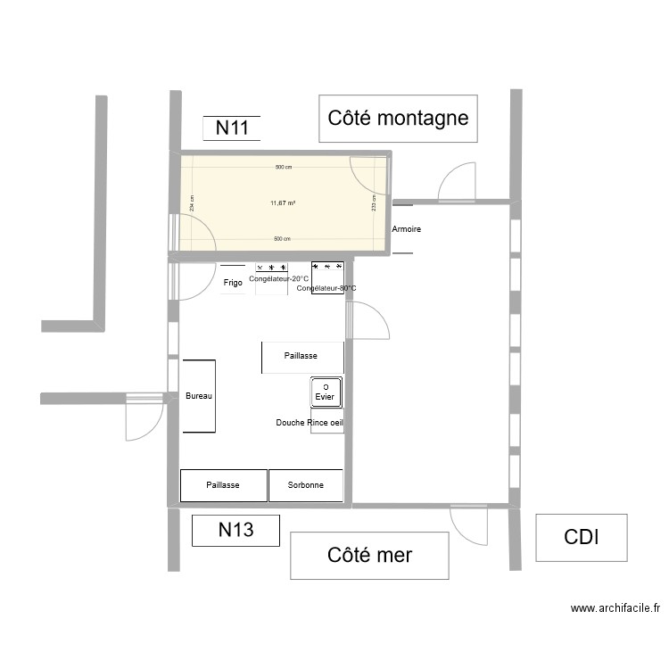 LABO N12   AVEC paillasse centrale. Plan de 0 pièce et 0 m2