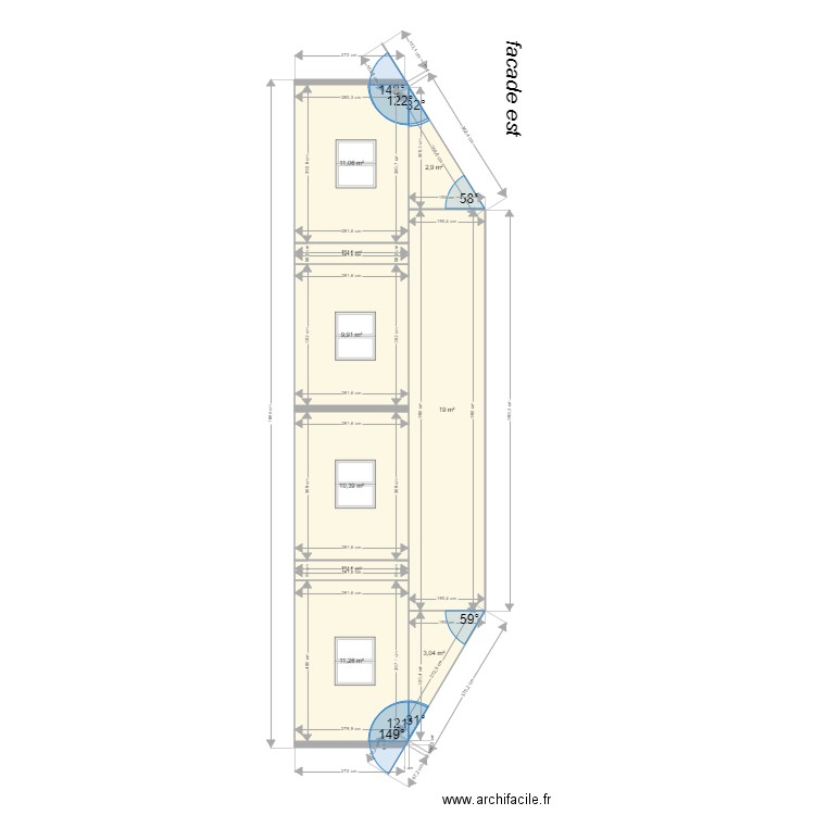 facade est. Plan de 9 pièces et 70 m2