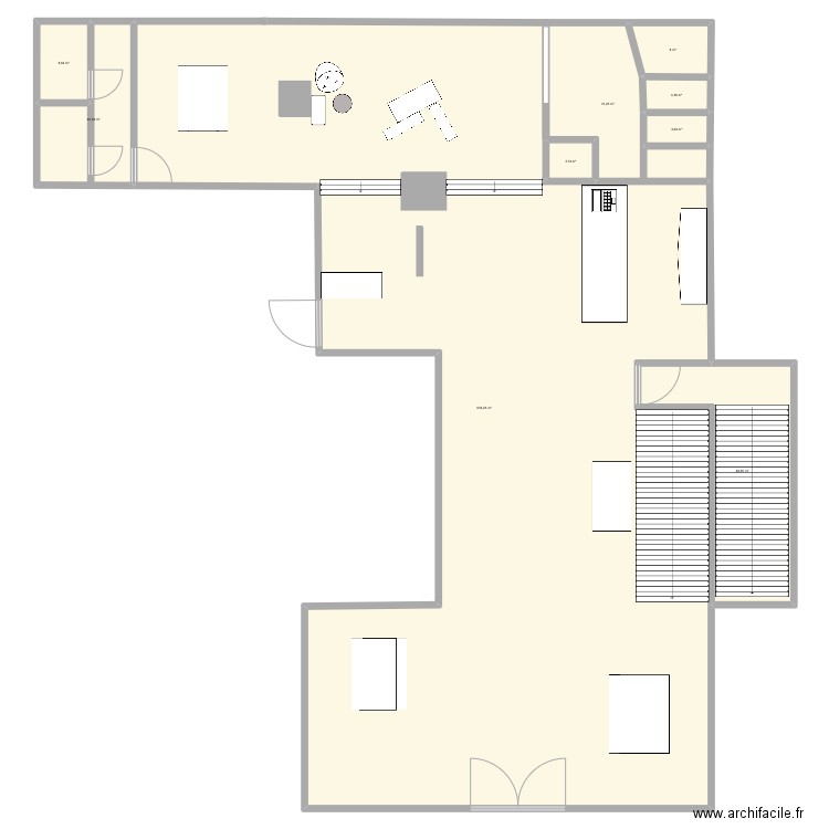 Rdc. Plan de 9 pièces et 765 m2