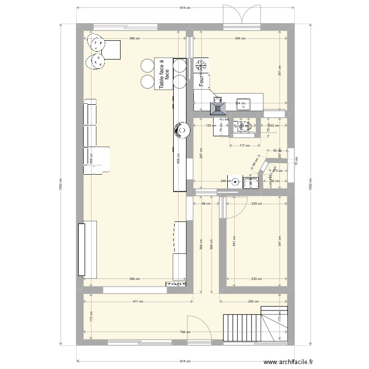 Garage aménagé . Plan de 13 pièces et 149 m2