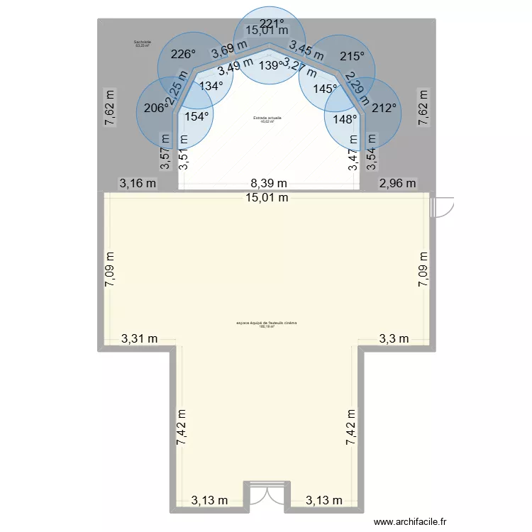 grande chapelle. Plan de 3 pièces et 276 m²
