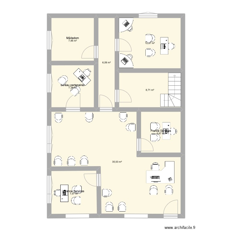 Bureaux France Services. Plan de 8 pièces et 93 m2