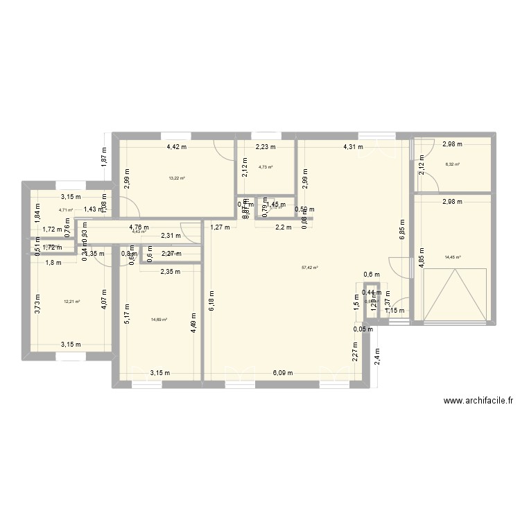 Maison avec ouvertures initiales. Plan de 14 pièces et 278 m2