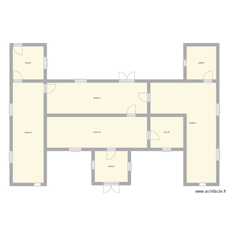 CDS. Plan de 8 pièces et 142 m2