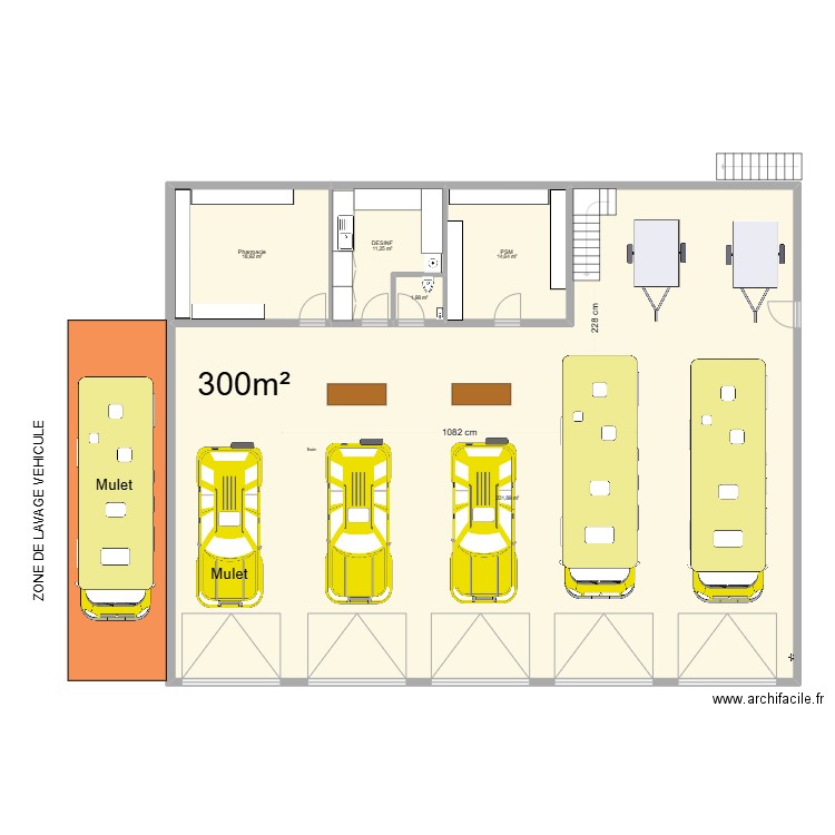 GARAGE SMUR meublé agrandi. Plan de 31 pièces et 823 m2