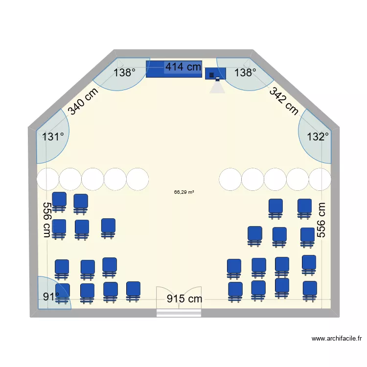 Une salle. Plan de 