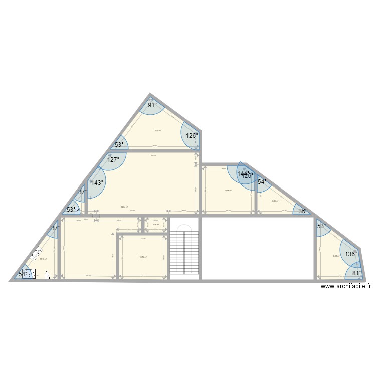triangle. Plan de 8 pièces et 179 m2
