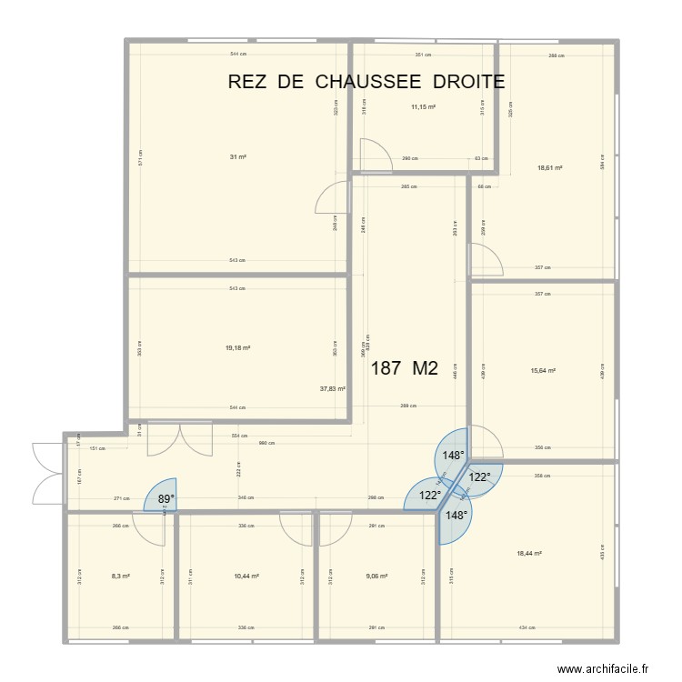 REZ DE CHAUSSEE  DROITE. Plan de 10 pièces et 180 m2