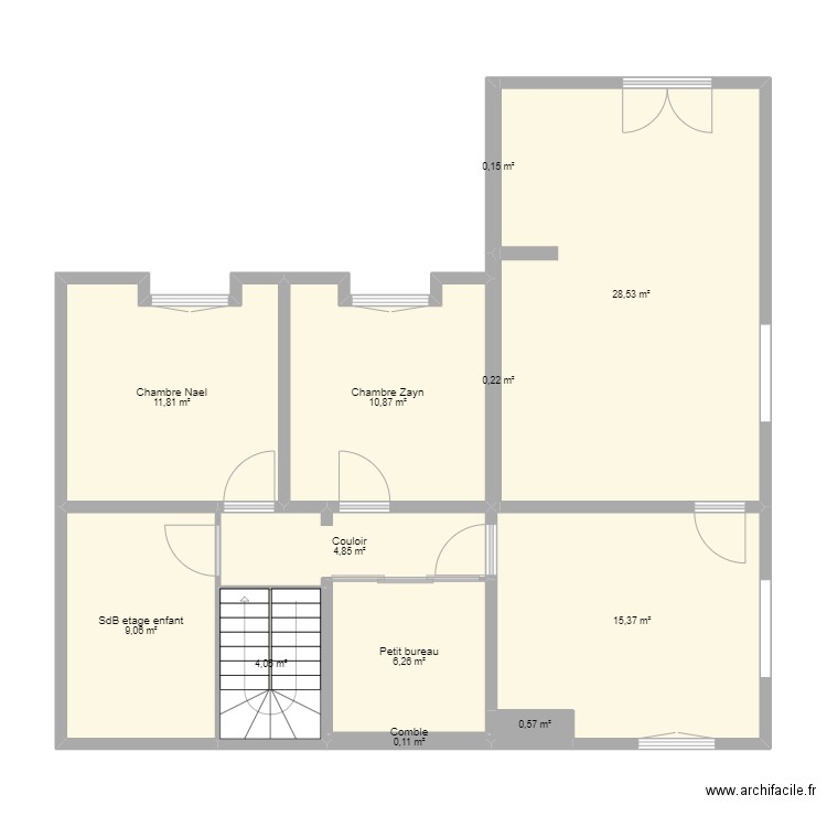 Epan etage vide. Plan de 12 pièces et 92 m2