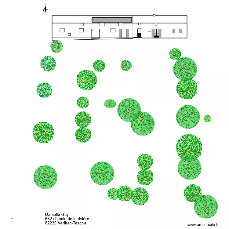 Devant maison avec arbres. Plan de 