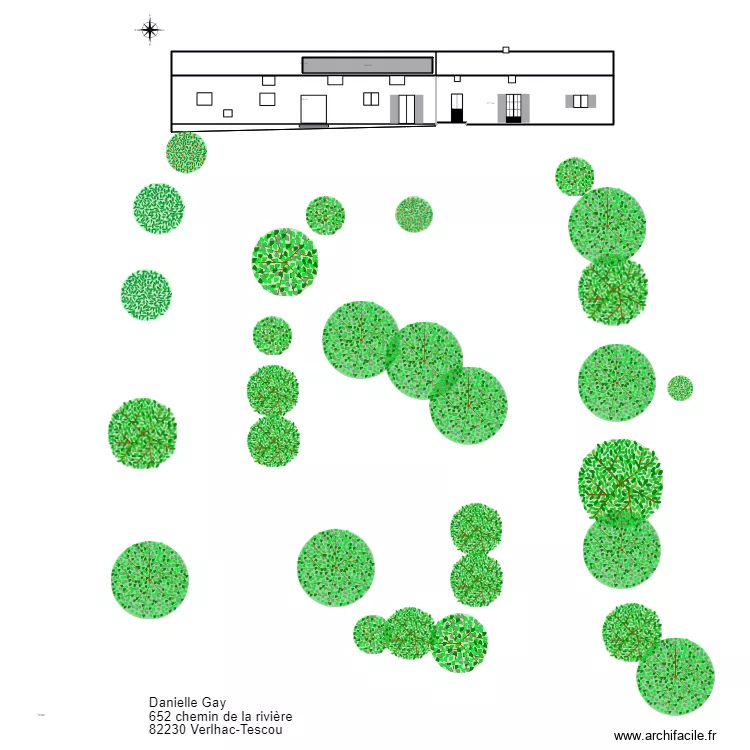 Fa&ccedil;ade sud avec panneaux photovolta&iuml;ques et arbres. Plan de 