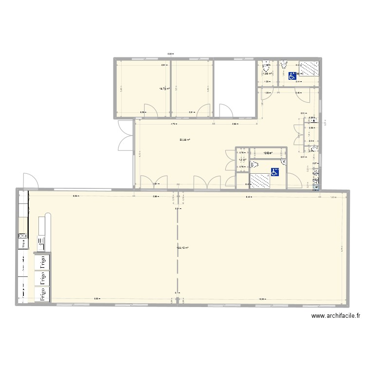 club house. Plan de 7 pièces et 215 m2