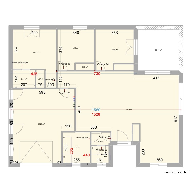 Plaquages intérieur placard à droite. Plan de 12 pièces et 175 m2