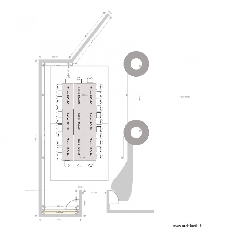 Pelouse pour anniversaire avec tables. Plan de 0 pièce et 0 m2