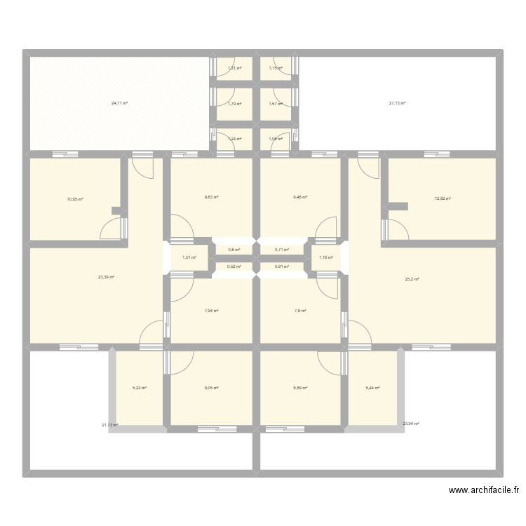 Maison Mémé Yop. Plan de 28 pièces et 247 m2
