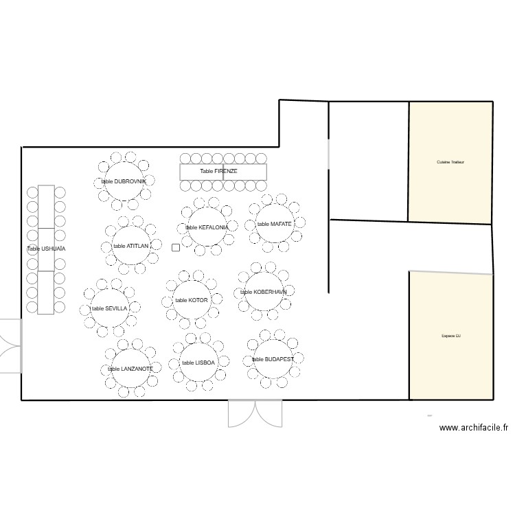 Plan de salle en tables rondes. Plan de 2 pièces et 45 m2
