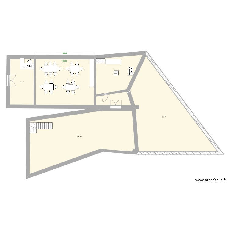 RDC. Plan de 5 pièces et 233 m2