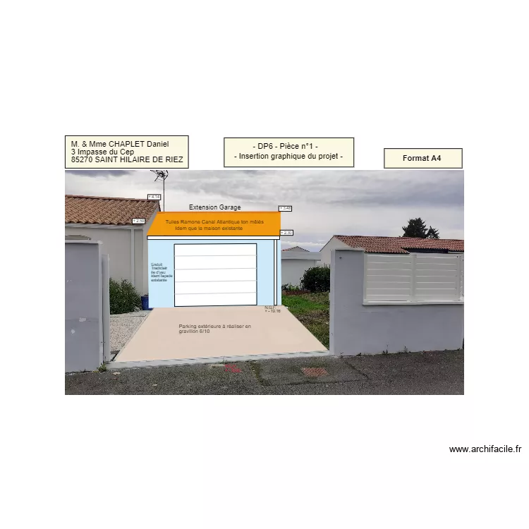 Photographie devant le portail. Plan de 