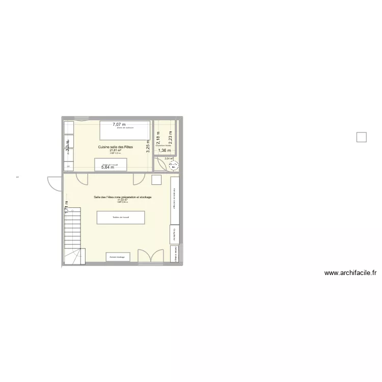 Cuisine et aire de pr&eacute;parations salle des f&ecirc;tes. Plan de 3  et 65 m²