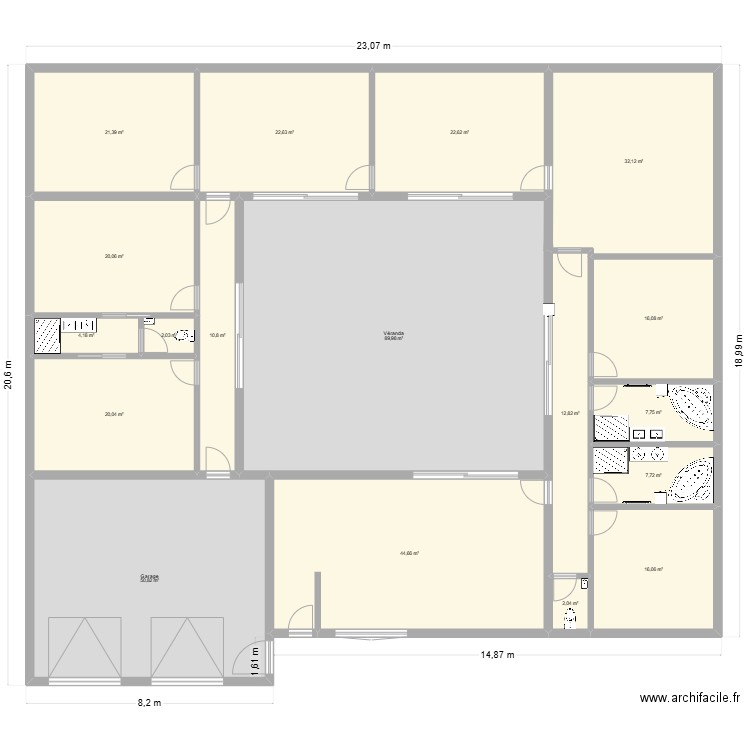 Maison plein pied avec patio. Plan de 18 pièces et 404 m2