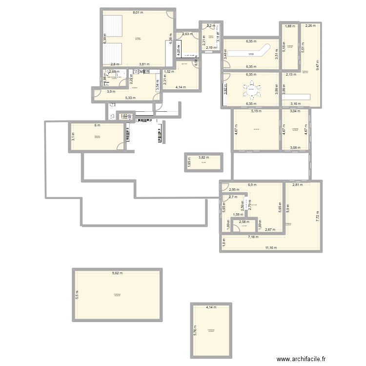 plan est en haut. Plan de 19 pièces et 410 m2