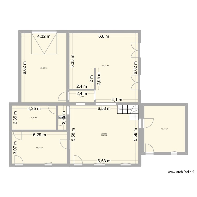 Maison. Plan de 8 pièces et 154 m2