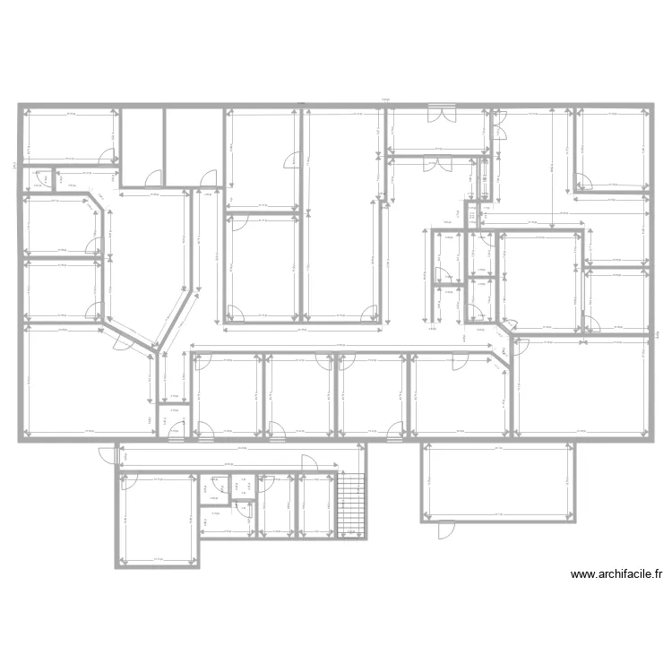 K&eacute;olis Skyport. Plan de 30 pièces et 558 m²