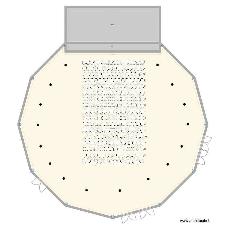 Grande salle avec chaises. Plan de 0 pièce et 0 m2