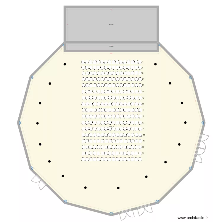 Grande salle avec chaises. Plan de 3  et 590 m²