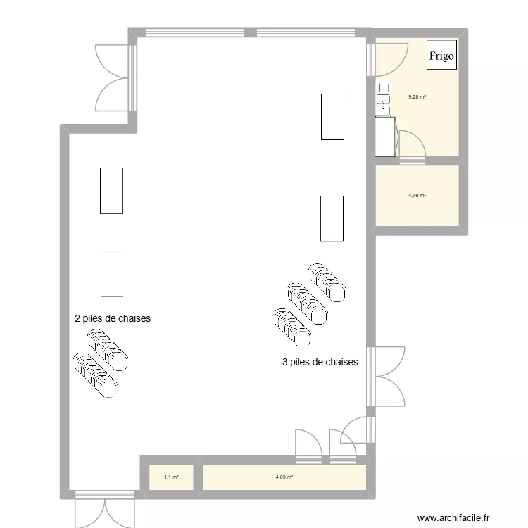 salle vide. Plan de 4  et 19 m²