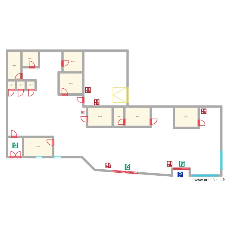 pharmacie. Plan de 12 pièces et 79 m2