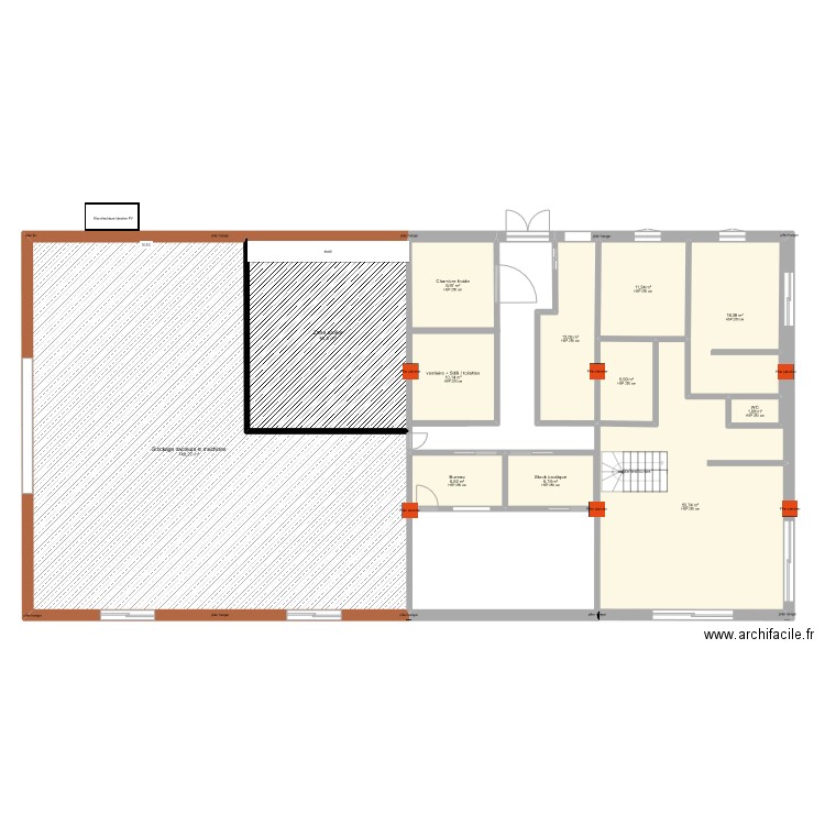 Hangar. Plan de 12 pièces et 320 m2