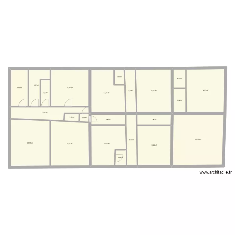 froncine le haut. Plan de 