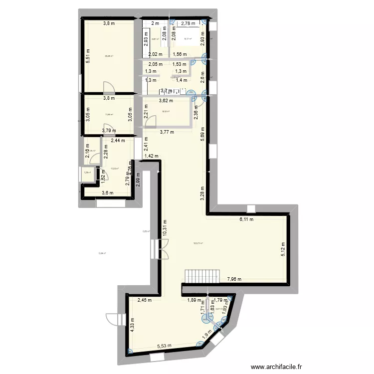 Ecurie. Plan de 21 pièces et 190 m²