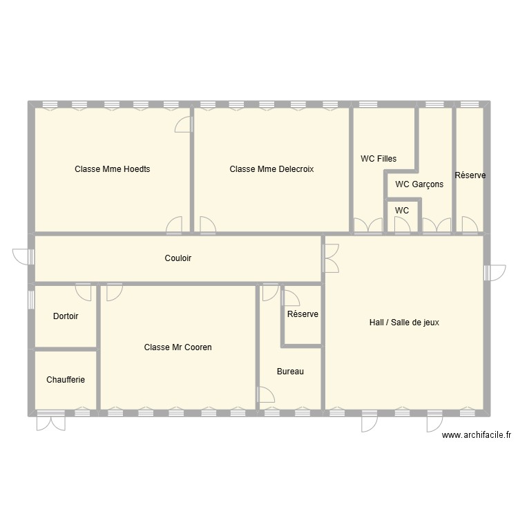 Ecole. Plan de 13 pièces et 134 m2