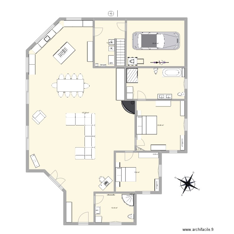 011. Plan de 9 pièces et 245 m2