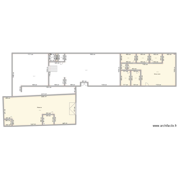 local Muy avant travaux après travaux. Plan de 13 pièces et 820 m2