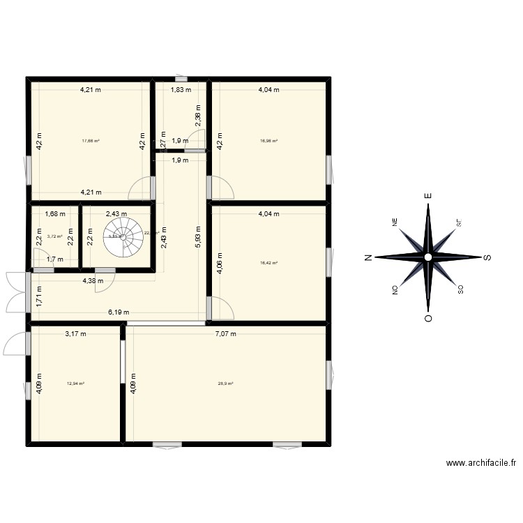 de fondation. Plan de 8 pièces et 125 m2
