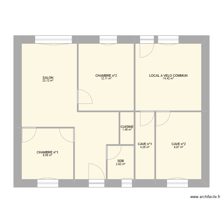 Rez de chaussée. Plan de 8 pièces et 77 m2