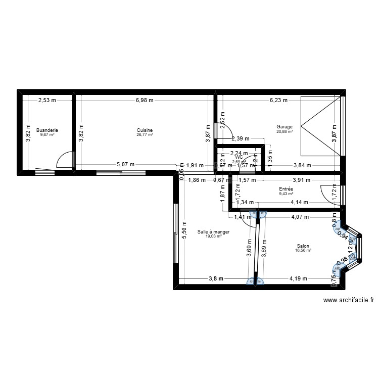 Rez-de-chaussée. Plan de 7 pièces et 105 m2