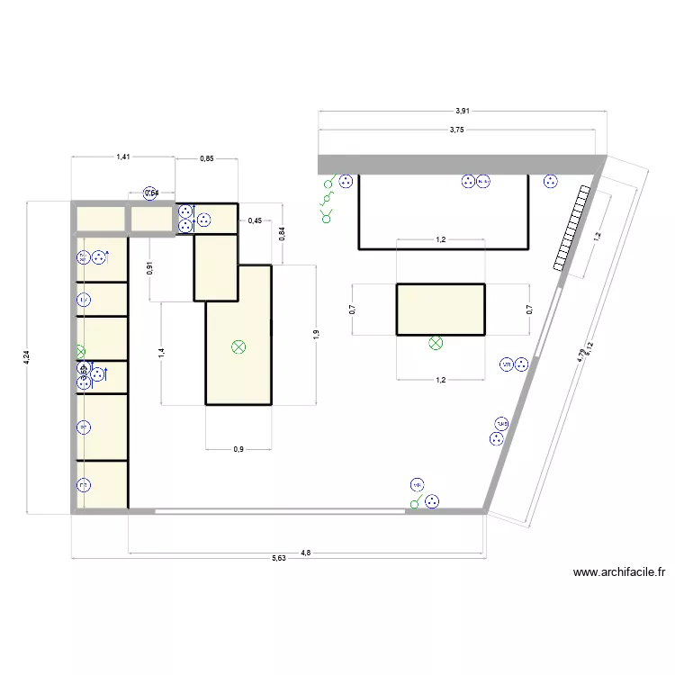 wc et placard. Plan de 12 pièces et 6 m²