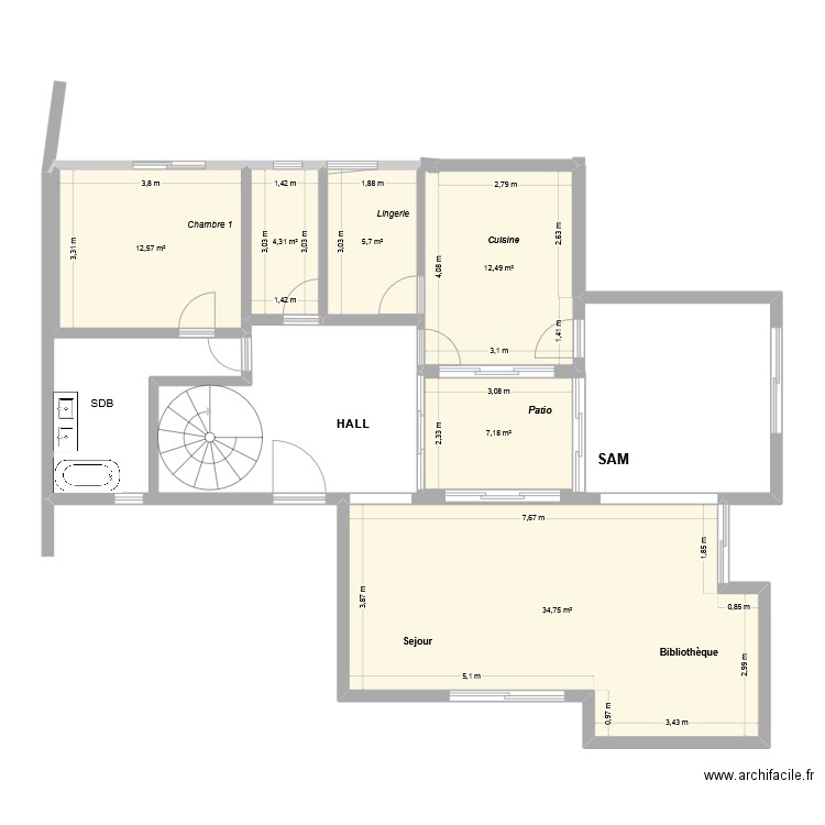 Patio. Plan de 6 pièces et 77 m2
